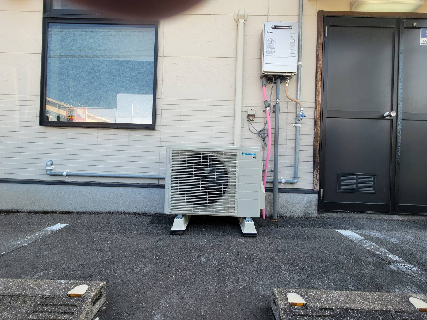 福岡、某うどん屋さん エアコン室外機1